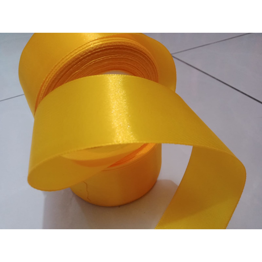 

Pita Satin / Pita Kado Warna Kuning Terang 4 cm per Roll