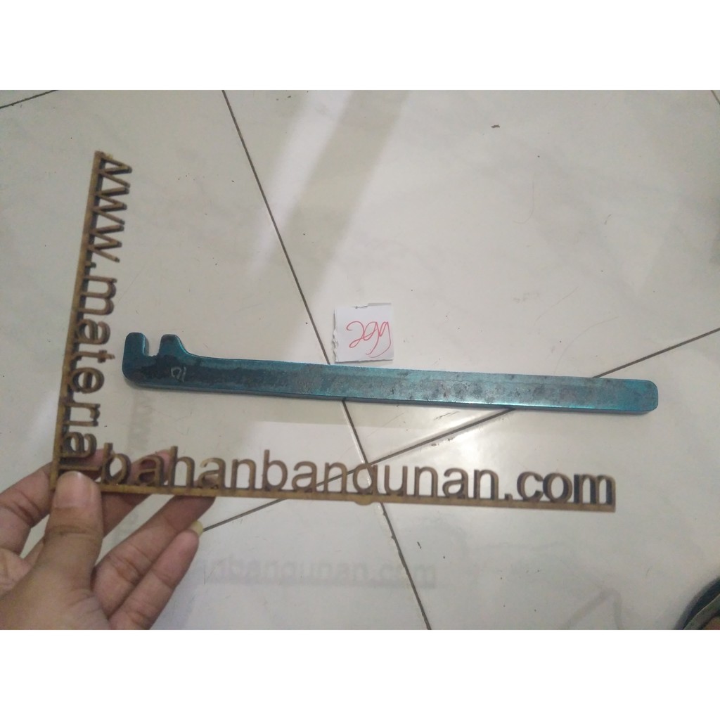 Kunci Plat 10 Mm X 40 Cm Biru Baja Pembengkok Besi Penekuk Bengkok Shopee Indonesia