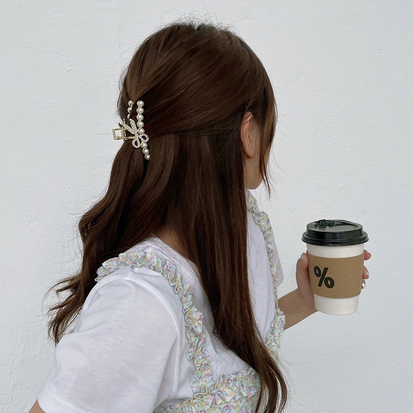 Jepit Rambut Bentuk Hiu Aksen Mutiara Dan Berlian Imitasi Bahan Alloy Gaya Korea Untuk Wanita