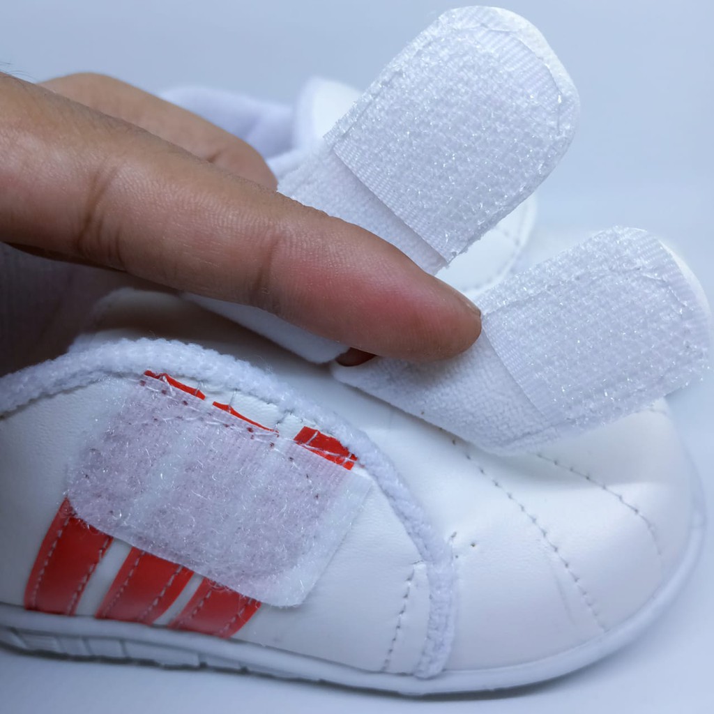 Sepatu bayi bunyi cit cit garis samping