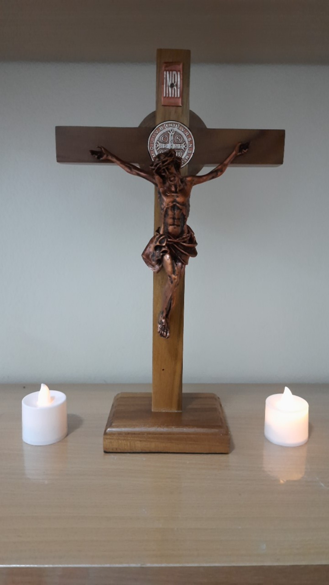 Salib Duduk Altar Meja Doa Ibadah Kayu Jati Medali Benedictus Corpus Fiber 30 Cm Warna Tembaga