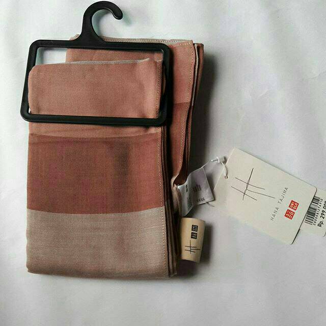 Syal HanatajimaxUniqlo