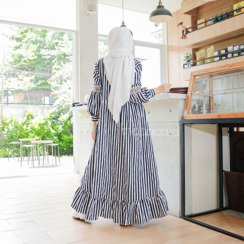 Dress Lebaran Premium Lengan Balon Babydoll Crincle Motif Salur Navy Putih Sleting Busui Friendly bisa gosend bandung