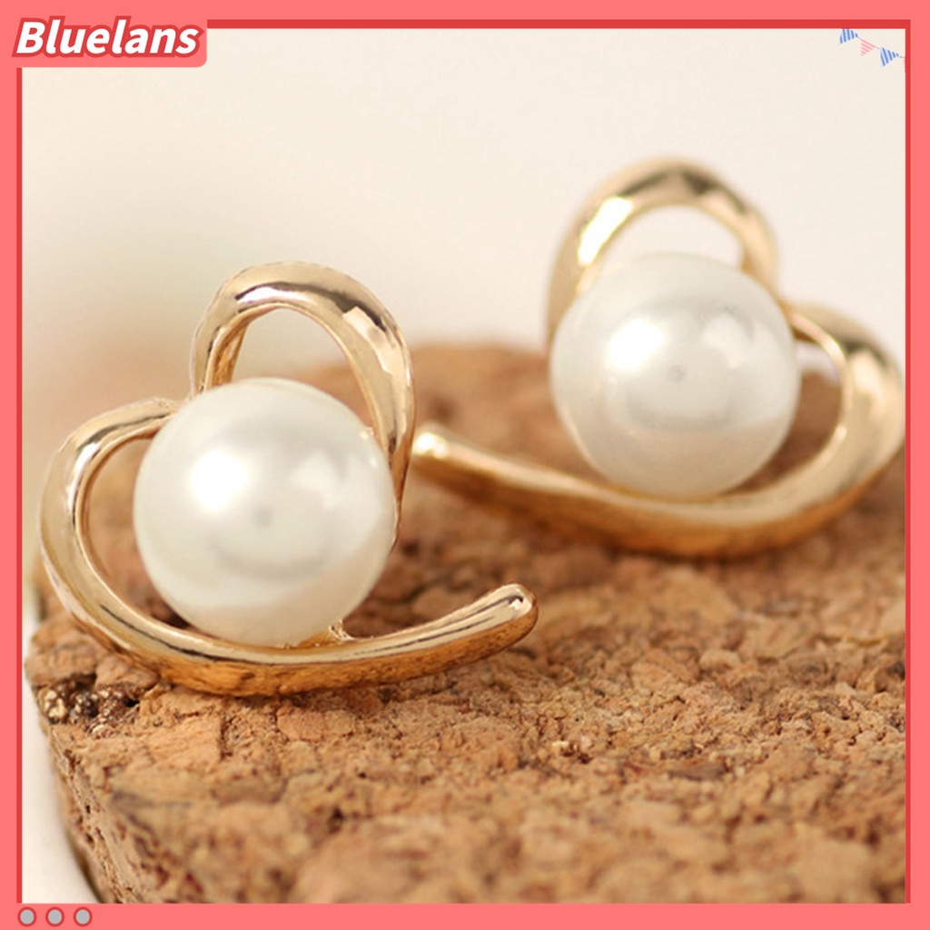 1 Pasang Anting Stud Bentuk Hati Aksen Mutiara Imitasi Bahan Alloy Gaya Elegan Untuk Harian