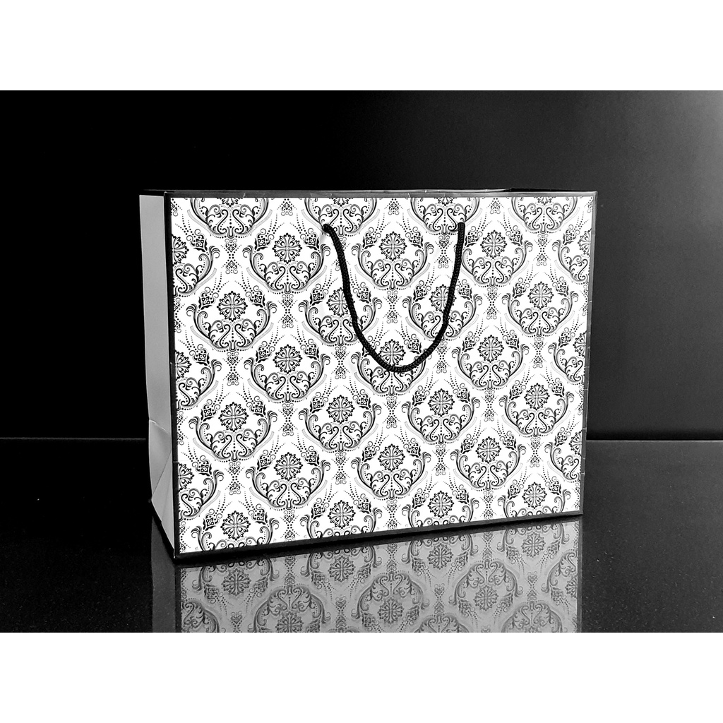 

Paper Bag Tas Kertas Eksklusif Motif Batik Hitam Putih Laminasi Doff Tali Clip Uk. 32,5 x 24 x 12 cm per pack isi 10 pcs