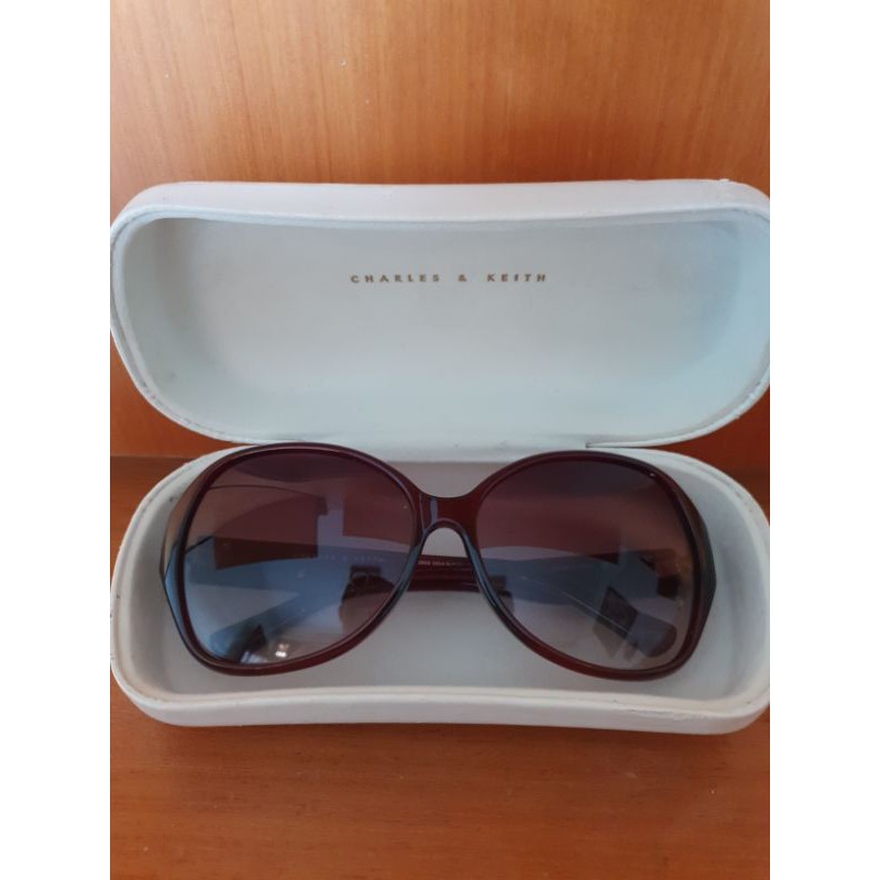 preloved kacamata hitam / sunglasses charles & keith