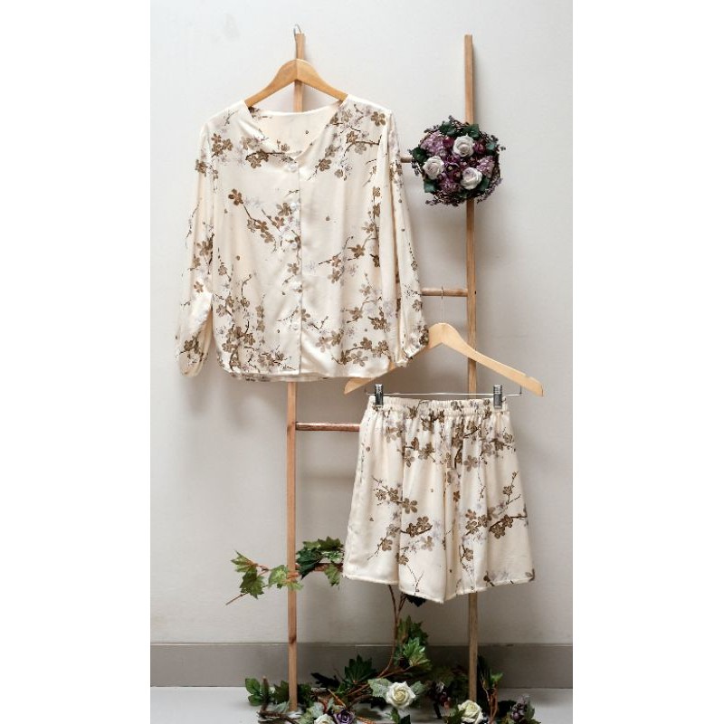 

Cream Sakura Set