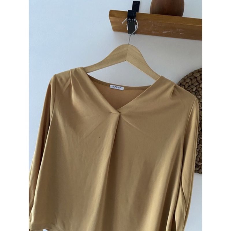 PL BLOUSE BASIC VNECK LENGAN BALON WARAN MUSTARD KALEM by GLACIER