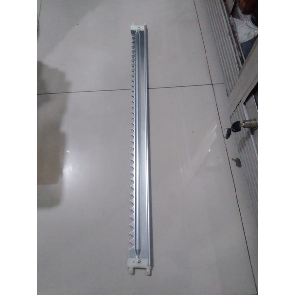 Sirip Ayakan Tengah Fin Chaff YANMAR Combine Harvester