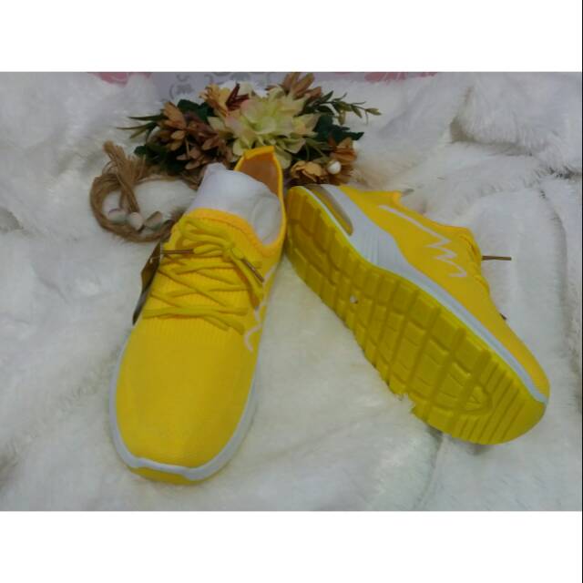 Sepatu sport yongki komaladi kuning