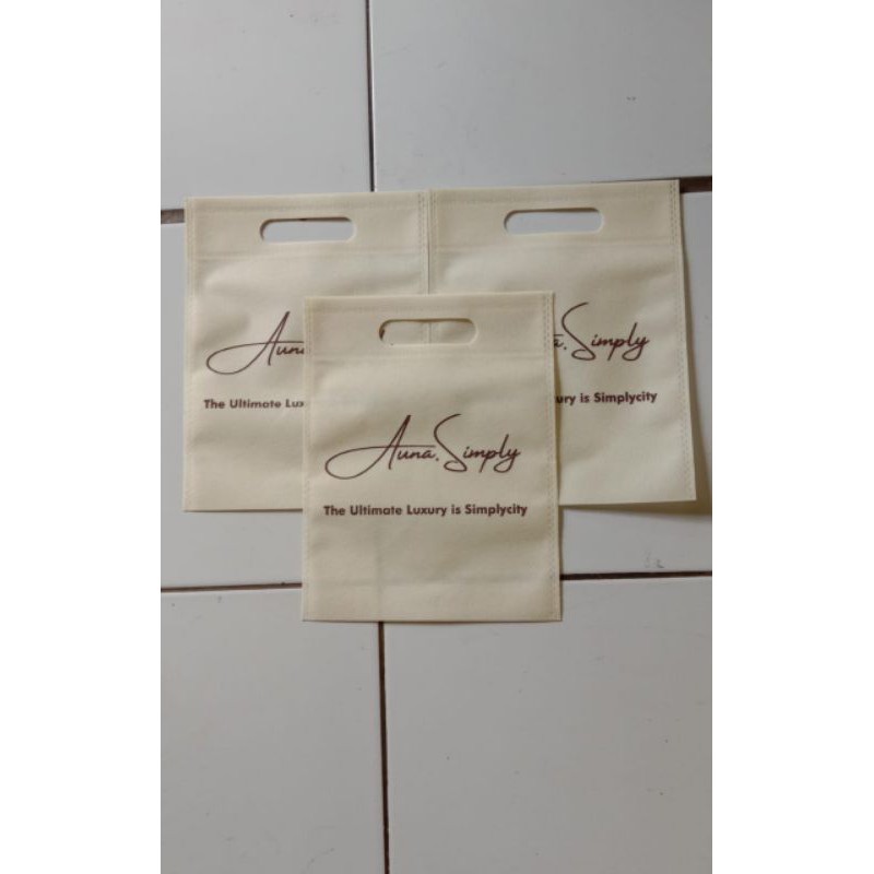 

Tas spunbond termurah tipe oval 20x25 plus sablon 1 sisi 1 warna kilat