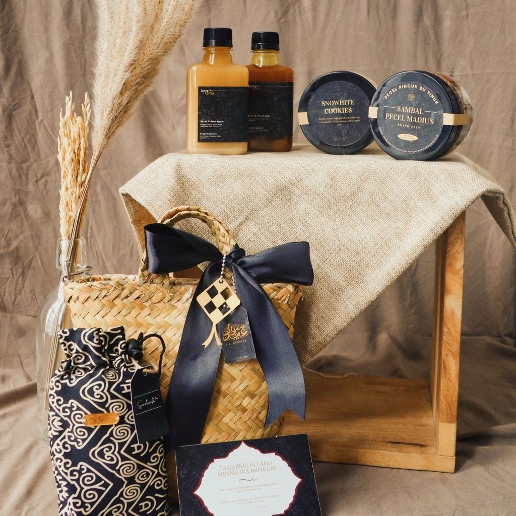 

Hampers Takjil (Kunyit Asem+Beras Kencur+Kue+Sajadah) - Paket A
