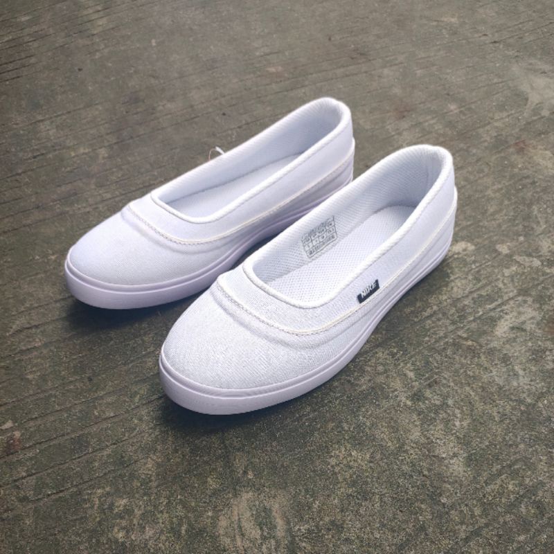 SEPATU WANITA  SLIP ON PUTIH POLOS. SEPATU SLOP WANITA. SEPATU WANITA TERBARU SELOP
