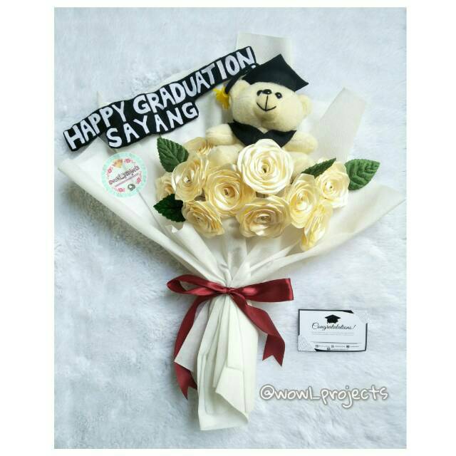 Buket Boneka Wisuda Doraemon + Bunga Satin/ Buket Bunga Satin Wisuda Murah