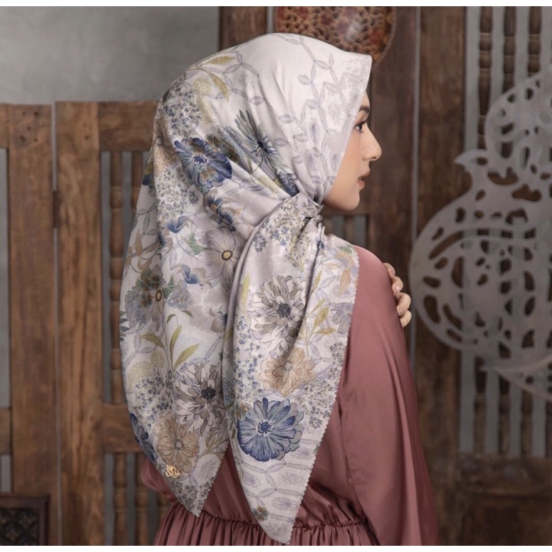 Preloved sandhya scarf in pearl Heaven lights