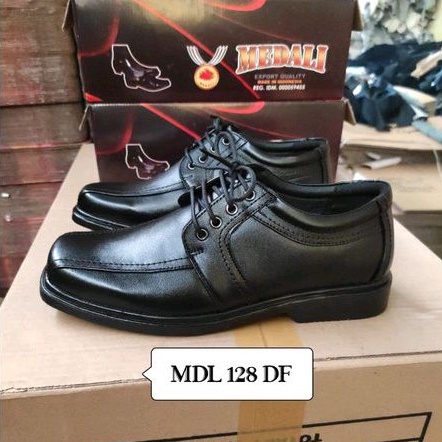 Sepatu kulit pria kantor medali tali hidup tampil lebih keren