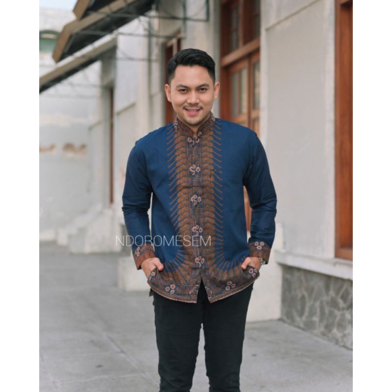 koko kemeja batik navy lengan panjang by ndoromesem bahan katun