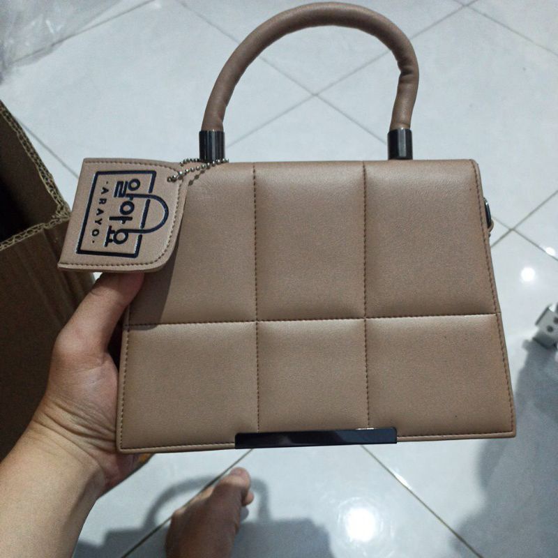 TAS TANGAN SELEMPANG ARAYO KOTAK 6 IMPORT