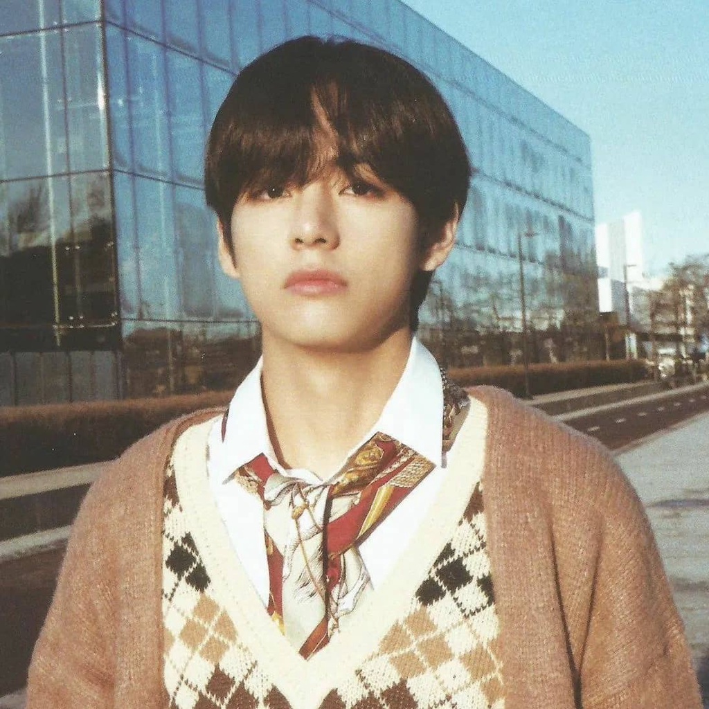 Hyunjin sweater korean idol outfit