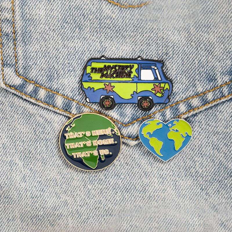 Lucu Hijau Enamel Pin Bumi Jantung Hutan Bros Lencana Kerah Pin Untuk Wanita Pria Kartun Advenue Badge Natural Perhiasan Hadiah