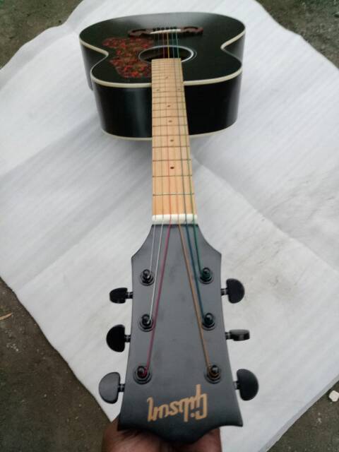 Gitar akustik elektrik gibson