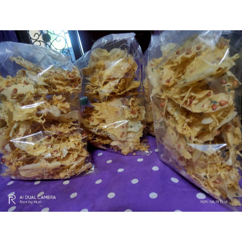 

Peyek kacang dan rebon