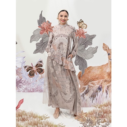 Melody Dress in Vintage Lace - Wearing Klamby