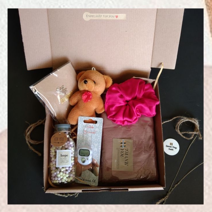 

Giftbox kerudung + botol surat mini + tasbih digital + boneka mini + scrunchie satin