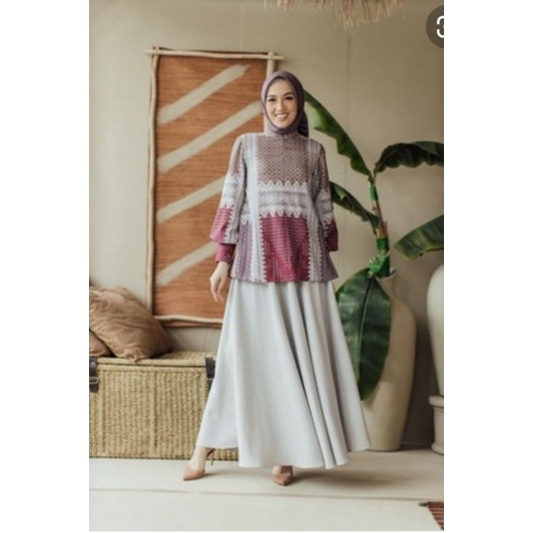 Nawa blouse wearing klamby