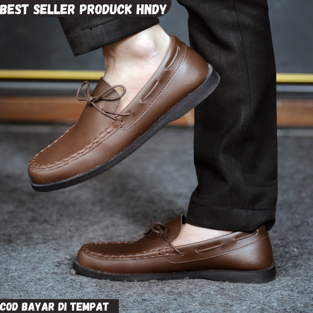 HNDY / Sepatu Slip On Pria Kulit Asli Sepatu Pria Casual Pantofel Kerja Sepatu Kasual Santai Kuliah Kondangan Semi Formal Gaya Keren Kekinian Hitam Coklat43