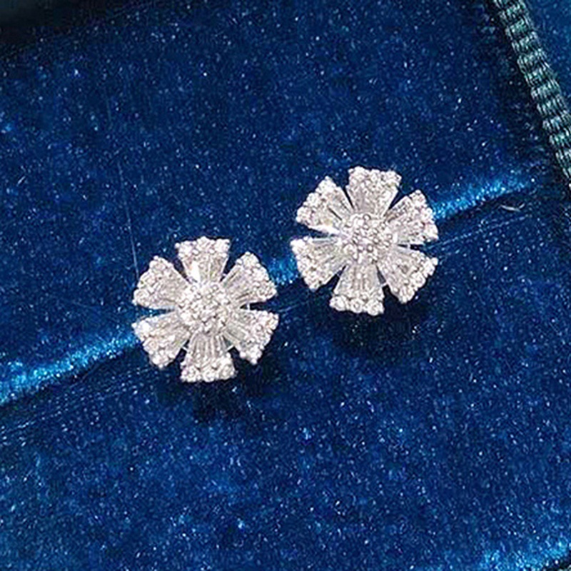 Anting Stud Kristal Cubic Zirconia Bentuk Bunga Warna Silver Untuk Wanita