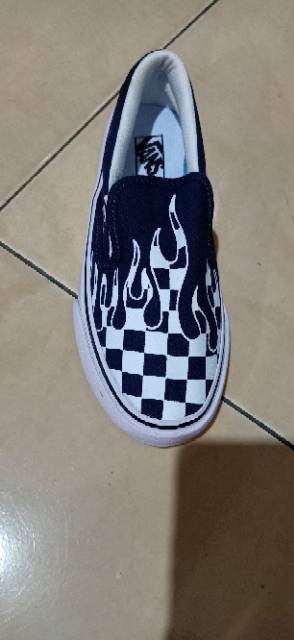 Sepatu snakers motif catur api