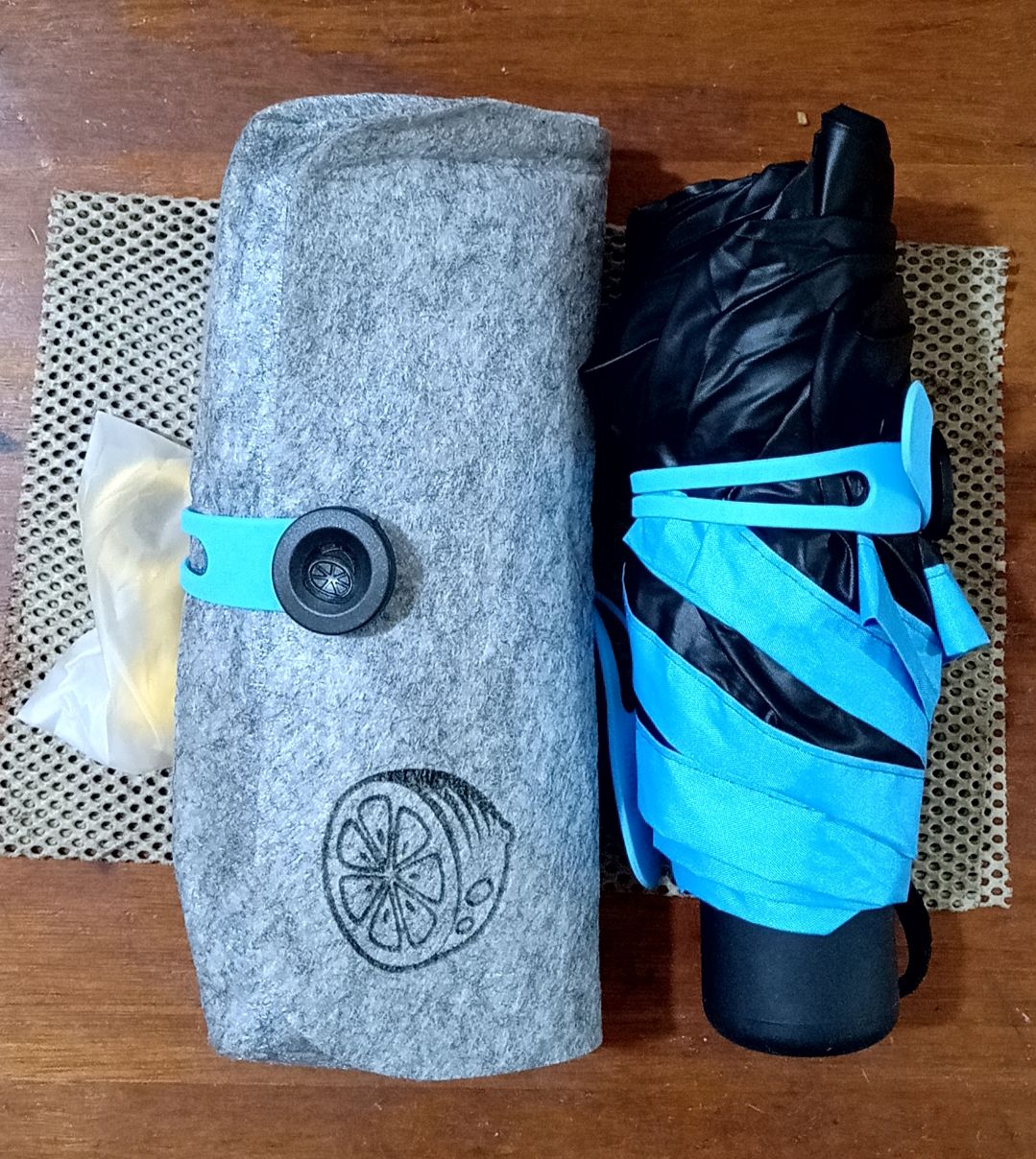 Mini Pocket Umbrella / Payung Lipat Super Mini Merk Black Lemon