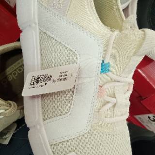  Sepatu  Sneakers  wanita  brand  matahari merk  Fladeo 245 ribu 