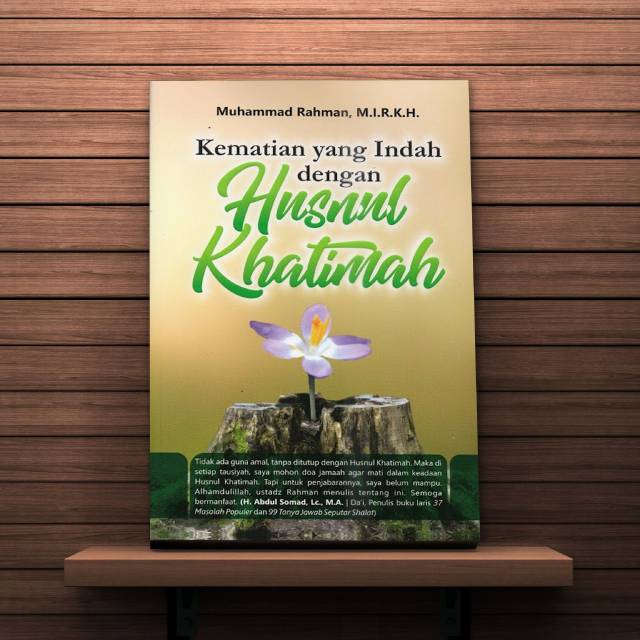 Husnul Khatimah menulis di buku catatan dengan suasana tenang