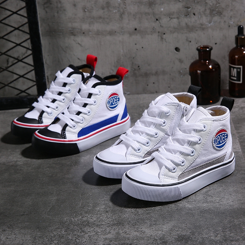 Sepatu Model Tali dengan Bahan Kanvas dan Warna Putih Sepatu Model Tali dengan Bahan Kanvas dan Warna Putih