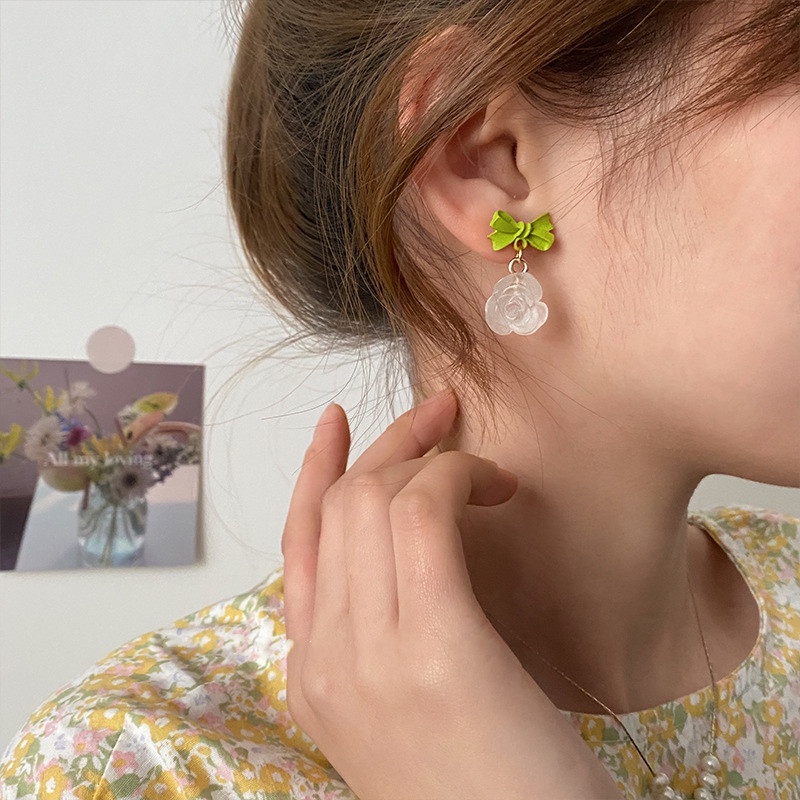 Anting Liontin Bunga Camellia Warna Putih Hijau Gaya Korea Untuk Wanita