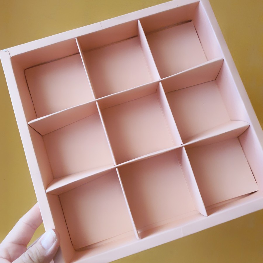 

DUS MIKA IMLEK KOTAK KUE HAMPERS IMLEK KARDUSPACKAGING HAMPERS CHINA UKURAN LUAR 24 x 24 x 4.5 cm