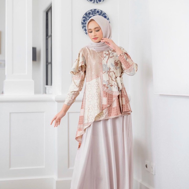 Kara Blouse Wearing Klamby