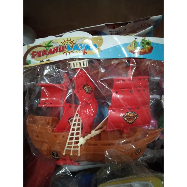 mainan kapal bajak laut