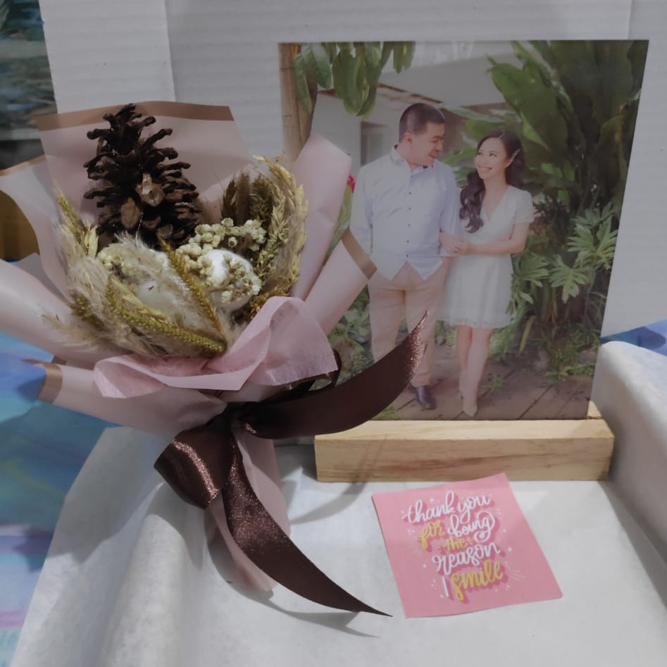 

HAMPERS HADIAH VALENTINE / GRADUATION wisuda - GIFT CUSTOM ACRYLIC AKRILIK MURAH