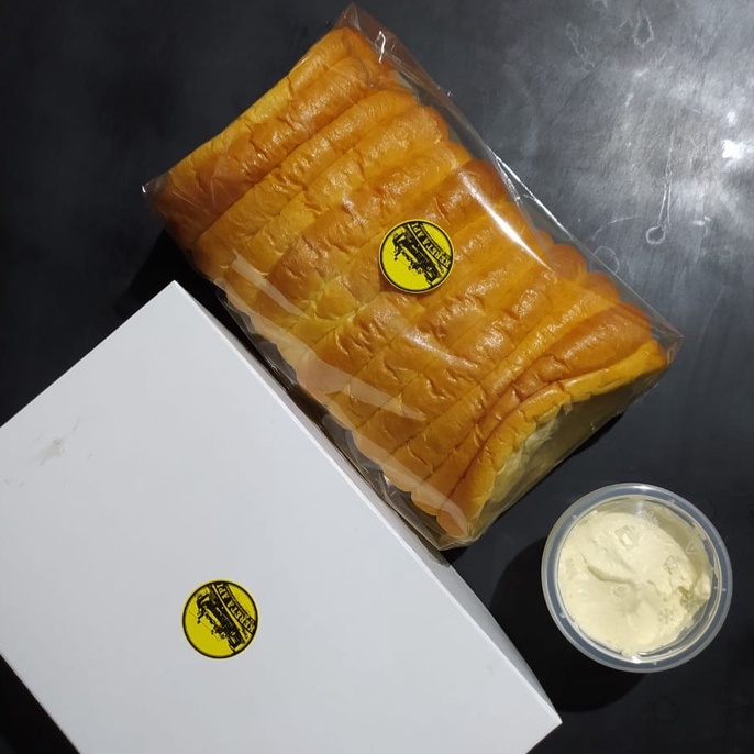 

Roti Sisir Susu Klasik Plus Butter Cream tjap Kereta Api