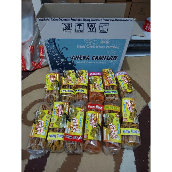 

Paket isi 12 bungkus keripik tempe