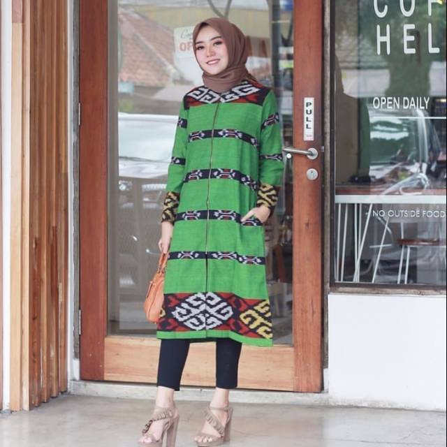 Dres tenun hijau motif toraja