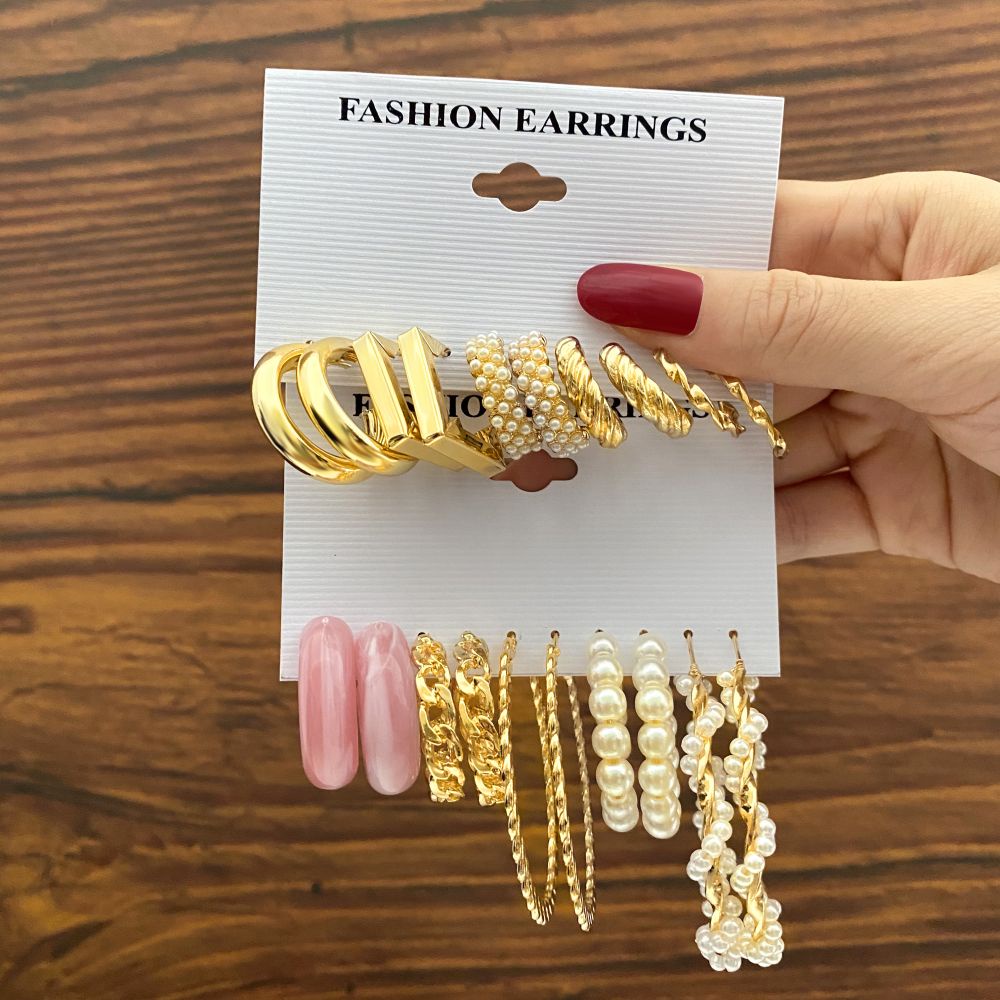 Set Anting Stud Desain Kupu-Kupu Aksen Kristal Mutiara Bahan Resin Warna Emas Untuk Wanita