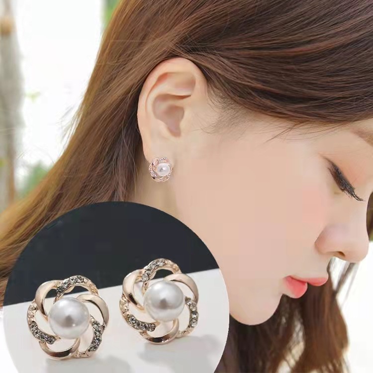 (Hello Girl)E07 Anting Wanita Model Tusuk Motif Bunga Dan Kupu Mutiara Gaya Korea Import