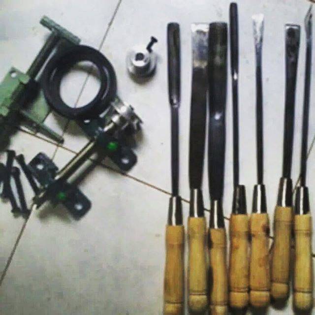 Komponen mesin bubut kayu lengkap dengan pisau pahat bubutnya.