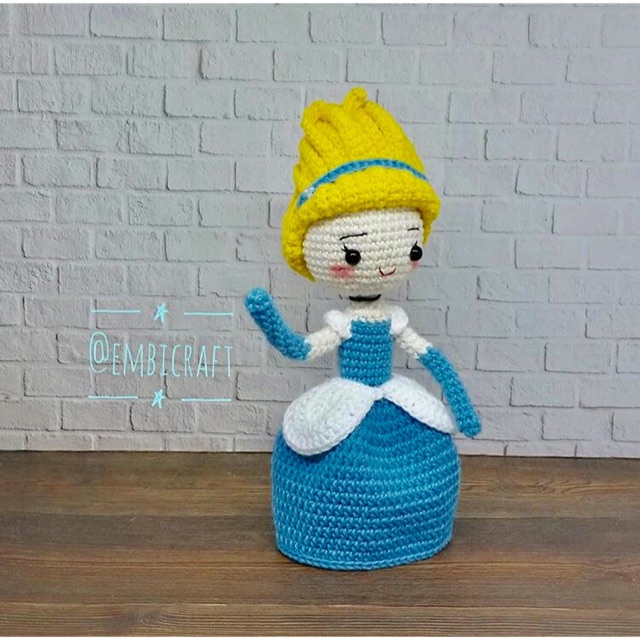 Boneka rajut Cinderella
