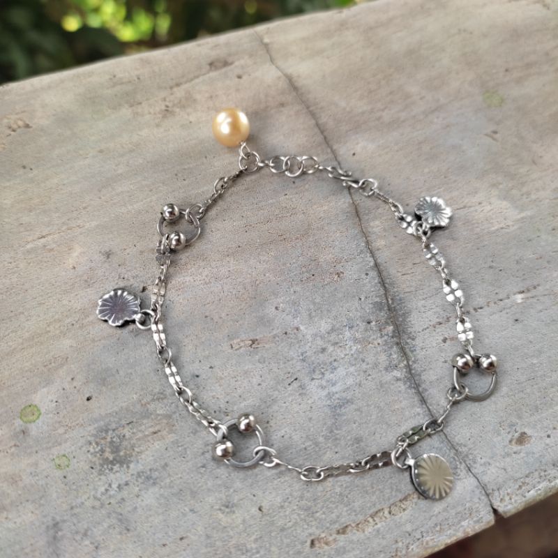 Gelang besi putih, mutiara laut