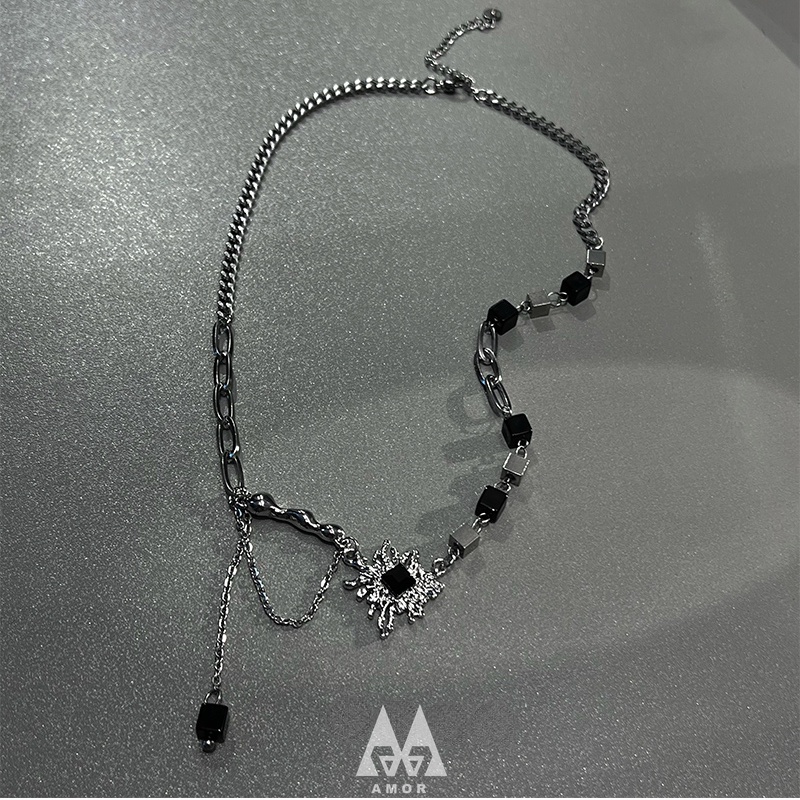 Kalung Rantai Klavikula Musim Panas Bentuk Persegi Warna Hitam